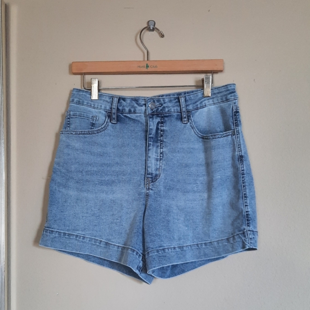 RM Rebecca Minkoff Denim Shorts Casual Beachy Coastal Minimalist Basic